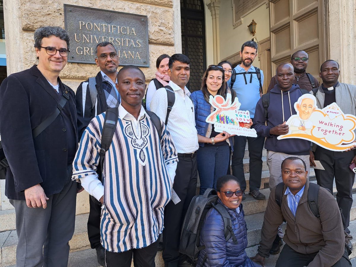 UniGregoriana's tweet photo. Gli studenti del Diploma in #Safeguarding @iadc_unigre con la docente Angela Rinaldi @ang_rin hanno cominciato il nuovo percorso con la celebrazione della Messa e una visita all'università durante i lavori di #PUGsynodality
Auguri di buon cammino!
#CommittedToSafeguarding https://t.co/SZLDt7U9pL