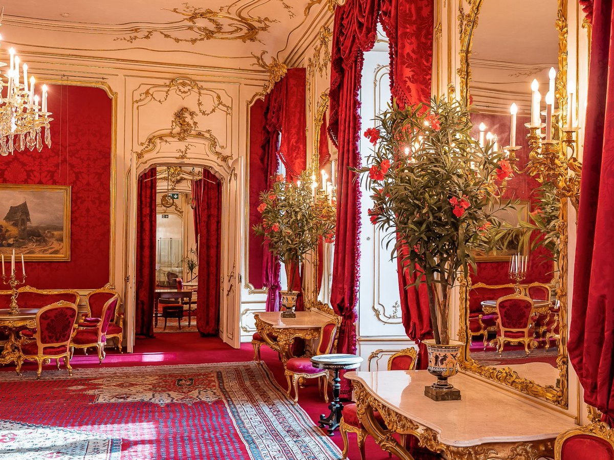 👸 This is the place where #Sisi had breakfast together with #FranzJoseph. These are #precious moments and conversations that took place here in the empress's #grand #salon.  A #dream in #red and #gold, don't you think? ✨

💜#SisiWaitsForYou #SisiMuseum #Vienna
📸© SKB