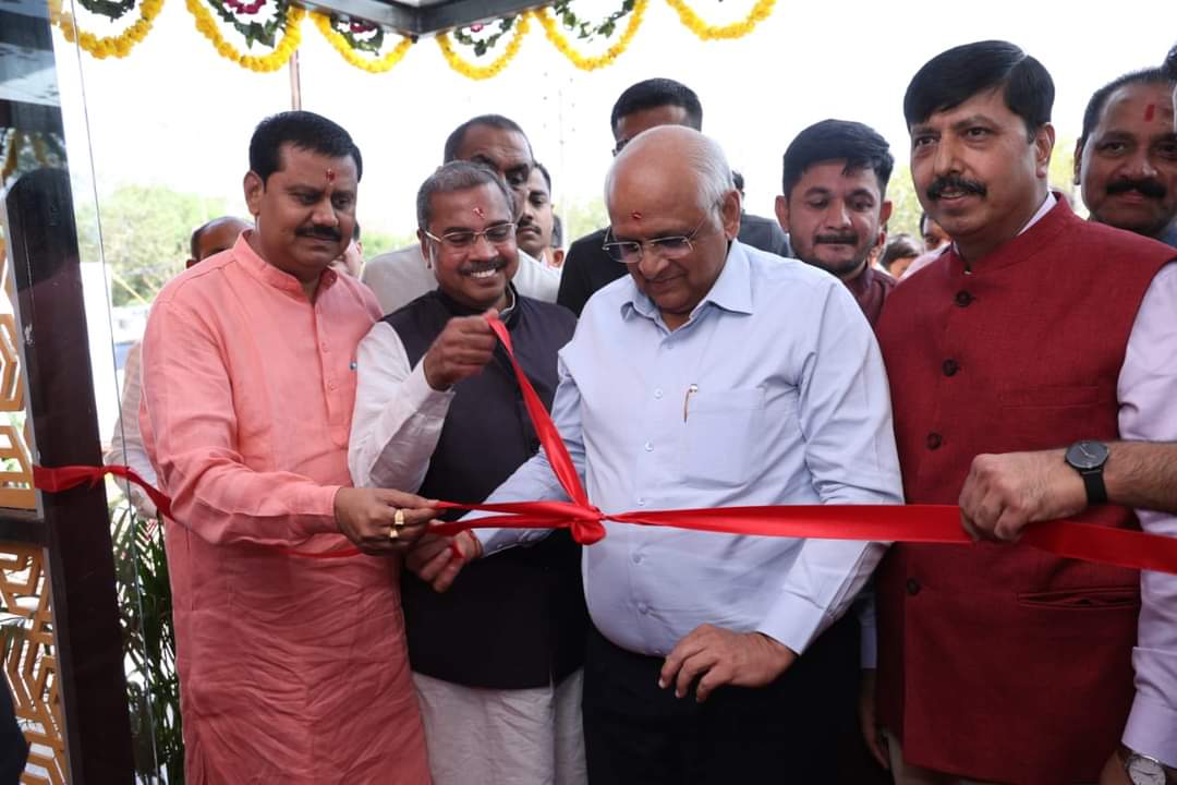RajeshBjp19's tweet photo. મુખ્યમંત્રી શ્રી ભૂપેન્દ્ર પટેલે આજે અન્ય મહાનુભાવોની ઉપસ્થિતિમાં સુરેન્દ્રનગર ખાતે નવનિર્મિત અત્યાધુનિક એસ.ટી. બસ સ્ટેશનનું લોકાર્પણ કર્યું હતું. ગુજરાત રાજ્ય માર્ગ વાહન વ્યવહાર નિગમનું આ નવીન બસ સ્ટેશન કાર્યરત થતાં મુસાફરોને ઉત્તમ સુવિધાઓ પ્રાપ્ત થશે. https://t.co/O016RXVrog