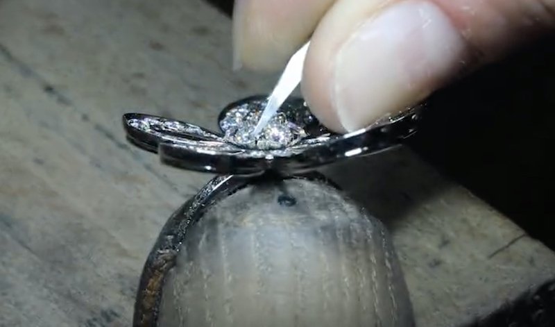 💍💎#AuvergneRhoneAlpes : <a href="/vancleefarpels/">Van Cleef & Arpels</a> a choisi d’ouvrir deux nouveaux sites de #fabrication dans la région. Le premier à #RomanssurIsère, le second à #Dorat, à proximité de #Thiers. Plus de détails dans notre article bit.ly/44gRQJ4  <a href="/auvergnerhalpes/">Auvergne-Rhône-Alpes</a> @AURAentreprises