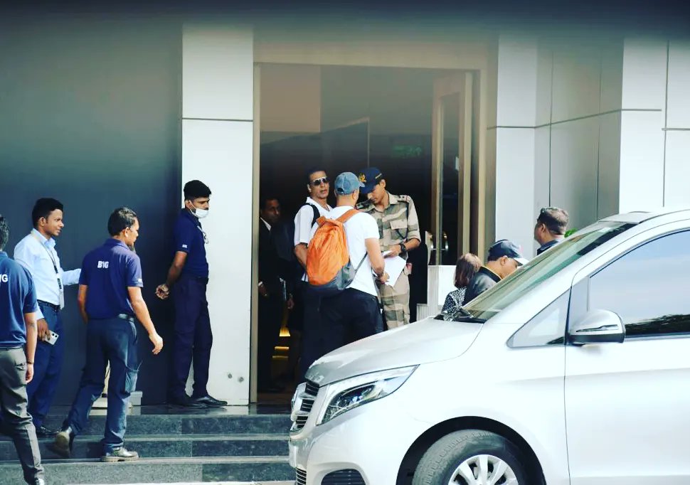 MadForLovers's tweet photo. PICS : @akshaykumar spotted at Kalina airport today before leaving for Dubai 
Akshay Kumar Sir Aap Mumbai Sirf #ForceIX Mall Ki Opening Ke Liye Aaye The 😳😂
#AkshayKumar𓃵  #AkshayKumar https://t.co/U2eoVVyFkJ