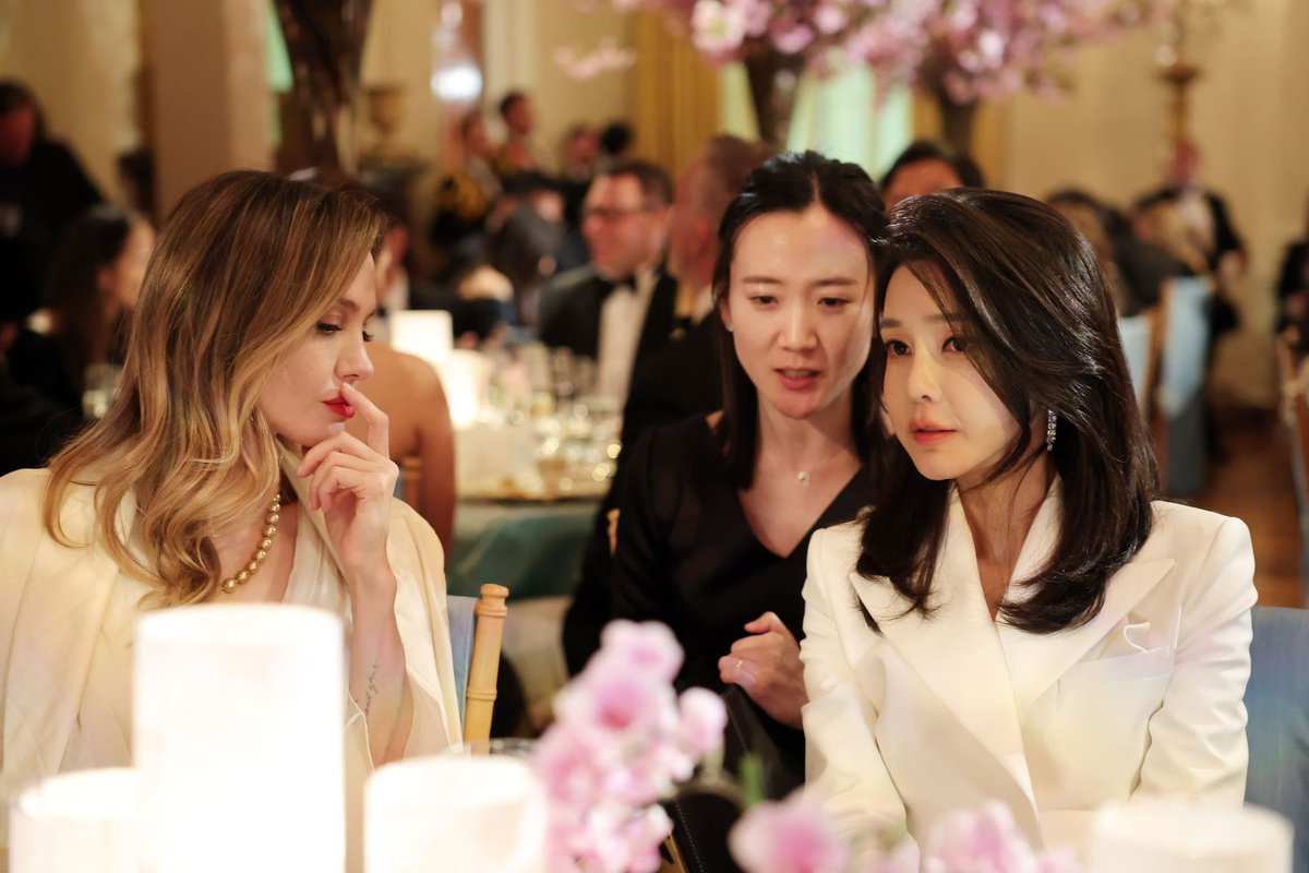 🆕 Accodg to KOR's Presidential Spokesperson, The First Lady Kim Keon Hee  and #AngelinaJolie sat next to each other and talked about various topics  including human rights, environment and animal rights. Kim, image size:1200x800