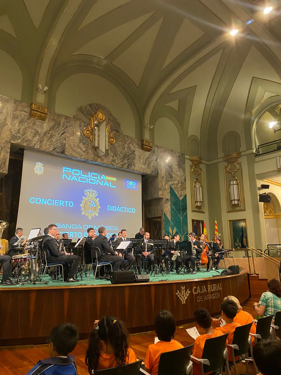 Hoy hemos disfrutado de un #conciertazo didáctico de la banda Sinfónica de la <a href="/policia/">Policía Nacional</a> en el salon de actos de la #cajarural. #segundodeprimaria @SVP_Zgz #TESELA
#ColegiosHHCC
#EducaciónVicenciana
#SaberMásParaServirMejor
#ConstruimosSueñosDePaz <a href="/EVHijasCaridadE/">TESELA - Proyecto Educativo España Este</a>