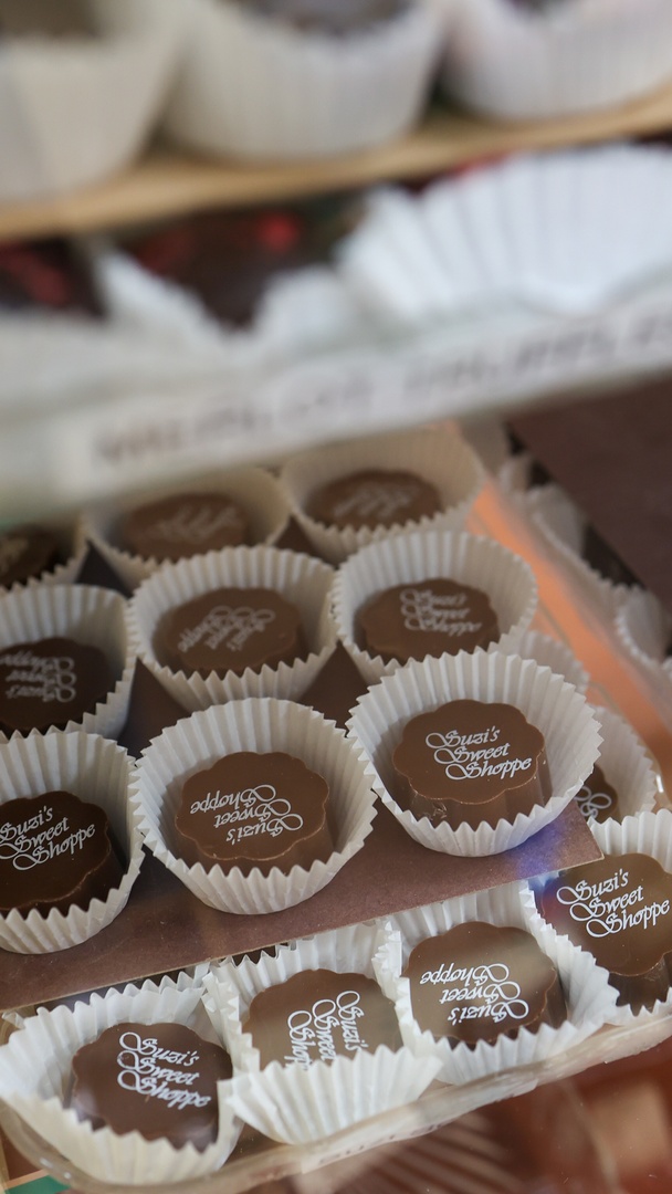 SuziSweetShoppe's tweet image. Are you looking for something new and exciting to hand out at trade shows or send to prospective clients as a follow-up? 
Customized wrappers, chocolate business cards, and even individual candies are sure to impress. 
suzisweetshoppe.com/collections/bu…