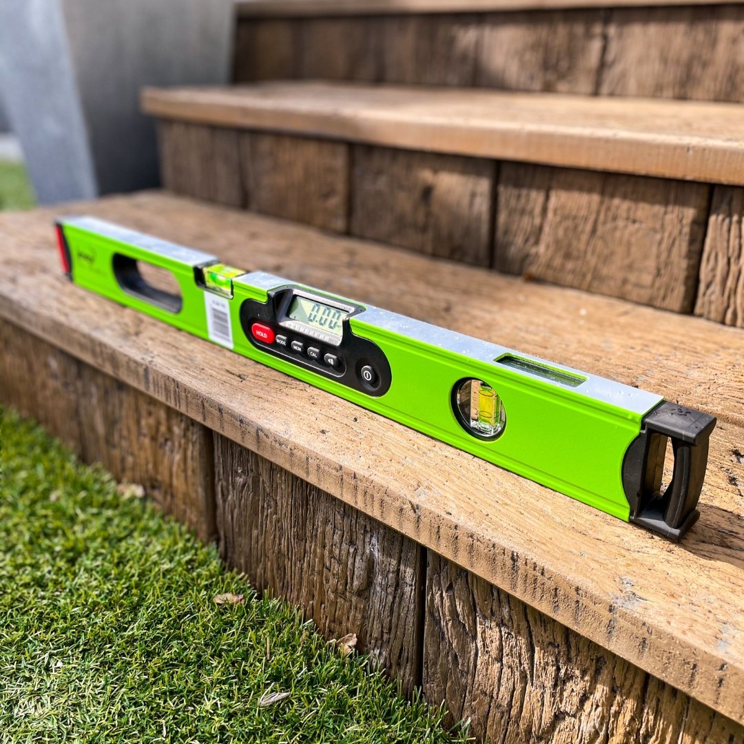 The Imex EL60/120 is everything you need in a Digital Level. Horizontal, vertical and digital vial with a sound alert at 0°, 45° and 90°. The backlit LCD screen features a 360° readout display that flips to an upside-down position for easier reading. 

#imexlasers