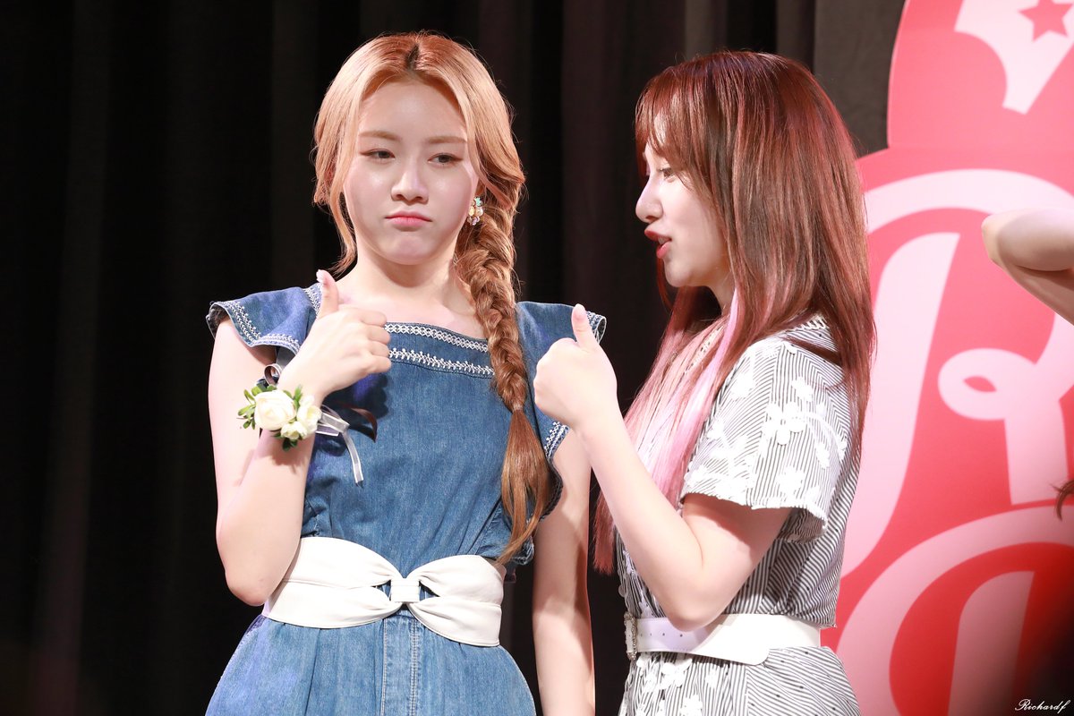 FscbeyondJackyf's tweet photo. ダヒョンとジュリの片思いハート4コマ漫画🐿️🐣❤️👍
#로켓펀치 #RocketPunch #다현 #Dahyun #쥬리 #Juri https://t.co/4hgXFCUDg0