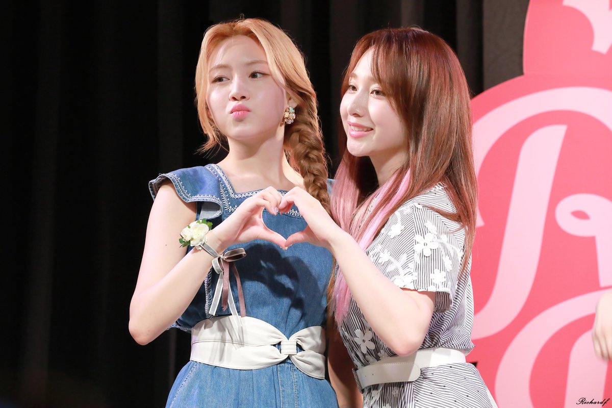 FscbeyondJackyf's tweet photo. ダヒョンとジュリの片思いハート4コマ漫画🐿️🐣❤️👍
#로켓펀치 #RocketPunch #다현 #Dahyun #쥬리 #Juri https://t.co/4hgXFCUDg0
