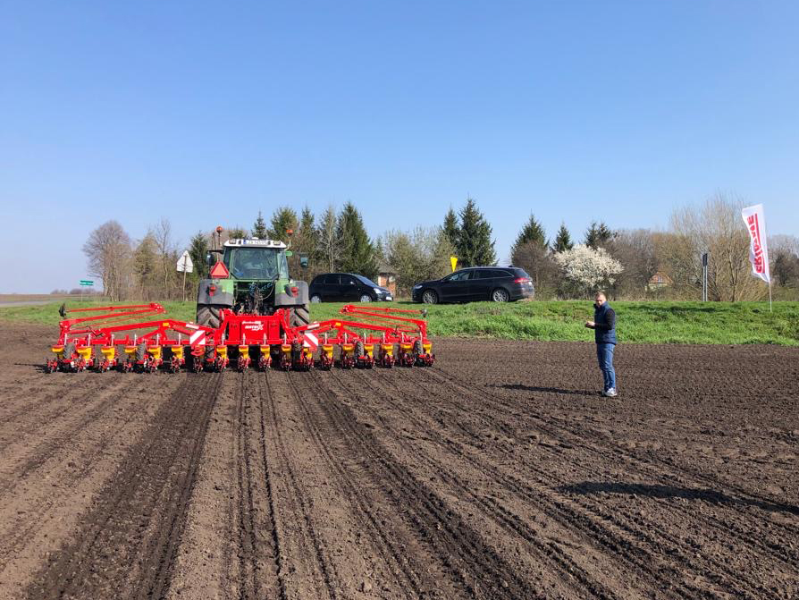 GRIMMEGroup's tweet photo. #grimmeworldwide
The #RowShow 2023 is also in great progress in Poland 🇵🇱 for the planter and precision seeder 💪🥔😍
#GRIMME #GRIMMEGroup #potato #potatoes #Plant23 #agriculture #machinery #spring #planter #PRIOS #plantingseason #farming #RowShow #MATRIX #sugarbeets #beets https://t.co/eXXJ1Q0FHI
