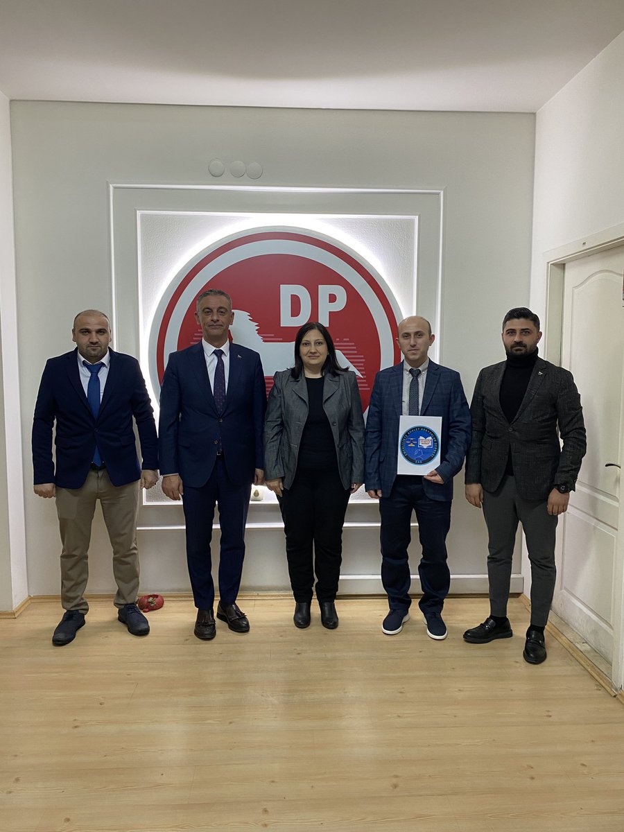 Emeklilikte Adalet Arayanlar Derneği'nin haklı mücadelelerinde yanındayız.
Eyt'nin adaletsiz, alt yapı çalışması yapılmadan, oy devşirmek üzere çıkarılması ile mağdur edilen değerlerimizin mücadelelerinin takipçisiyiz. Haklarını elde etmeleri sürecinde yanlarında destekçileriyiz.