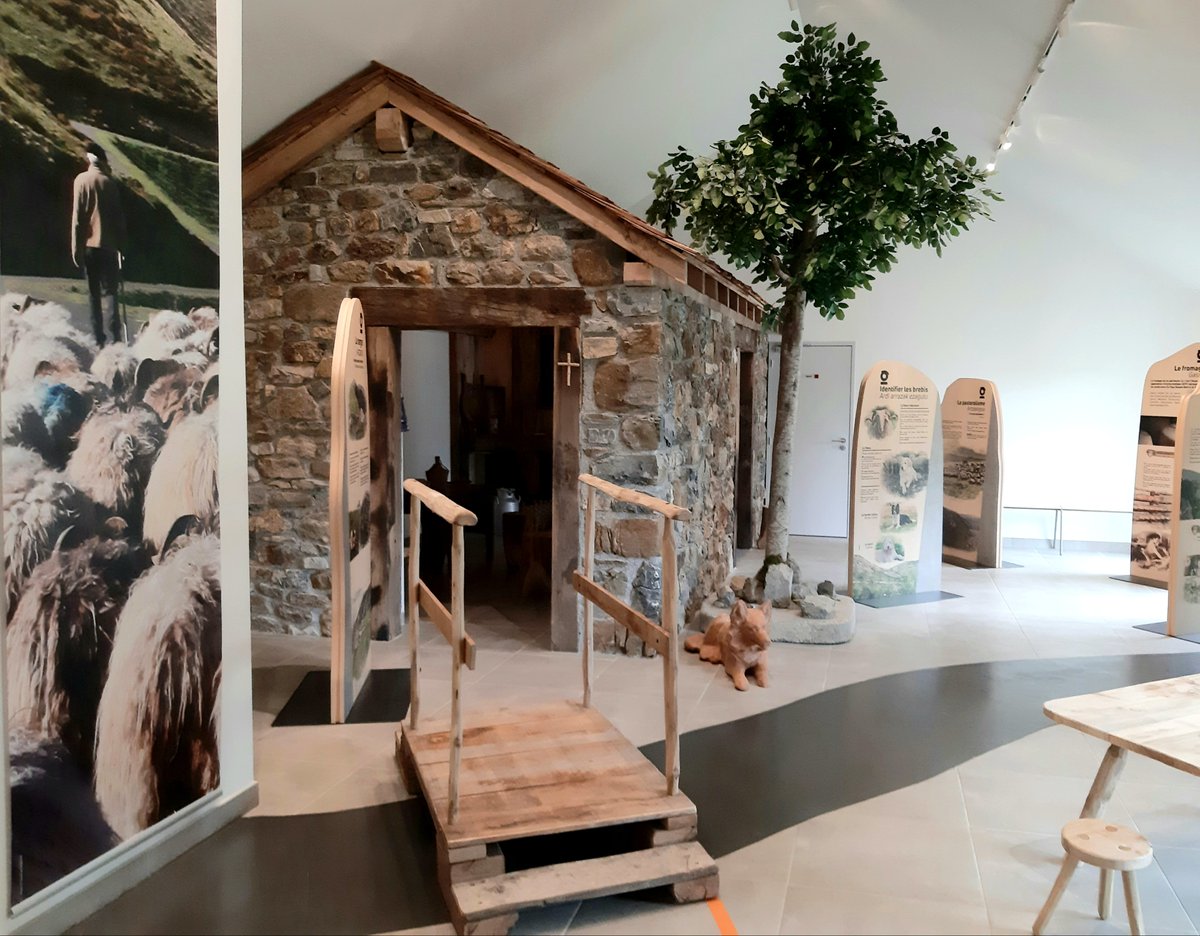 Visite de l’espace scénographique sur le pastoralisme, informations et vidéos. Dégustation et vente de fromage de brebis. Venez aussi déguster les Taloak, les plats combinés, et la glace au lait de brebis. Reservations au 0988191237.