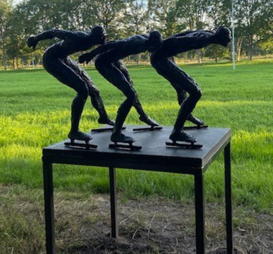 Kunstwerk van de 3 schaatsers die bij de ijsbaan in Oldeberkoop stonden is gestolen. Mocht iemand info hebben dan graag een berichtje. #delenislief #ijsbaan #oldeberkoop #brons #kunstwerk #schaatsers