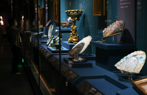 ChinaDaily's tweet photo. An exhibition of British Victoria-era art and craft opened at Guangdong Museum in Guangzhou, Guangdong province on Friday - the first of its kind in China. https://t.co/noF1uQOmXx https://t.co/WKr4zZ7yTs