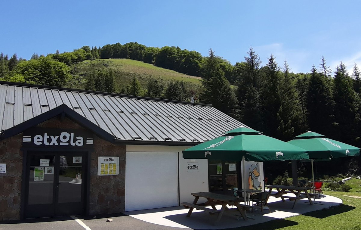 Etxola (le Chalet de Cize) à Iraty réouvre le jeudi 4 mai, jusqu’au 15 juin du jeudi au dimanche de 10h à 18h.