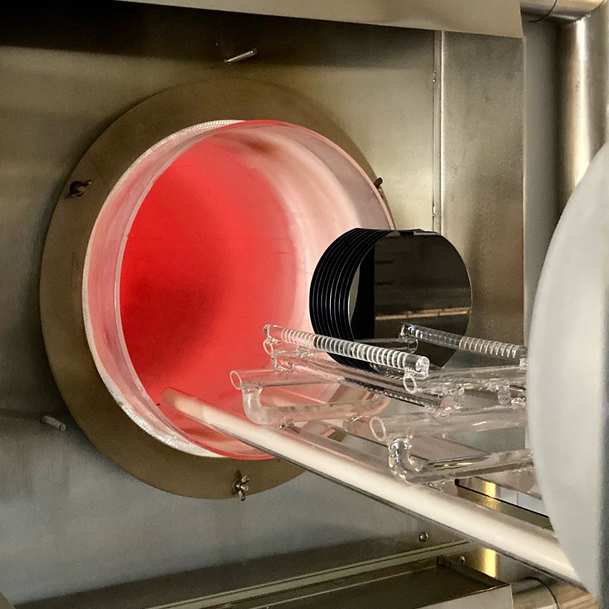 NuNanoLtd's tweet image. Freshly baked #AFM probes coming out of the furnace! Our Engineers are busy manufacturing our probes in Edinburgh - get yours here ➡️ hubs.li/Q01MvBDF0 #atomicforcemicroscopy #AFMprobes