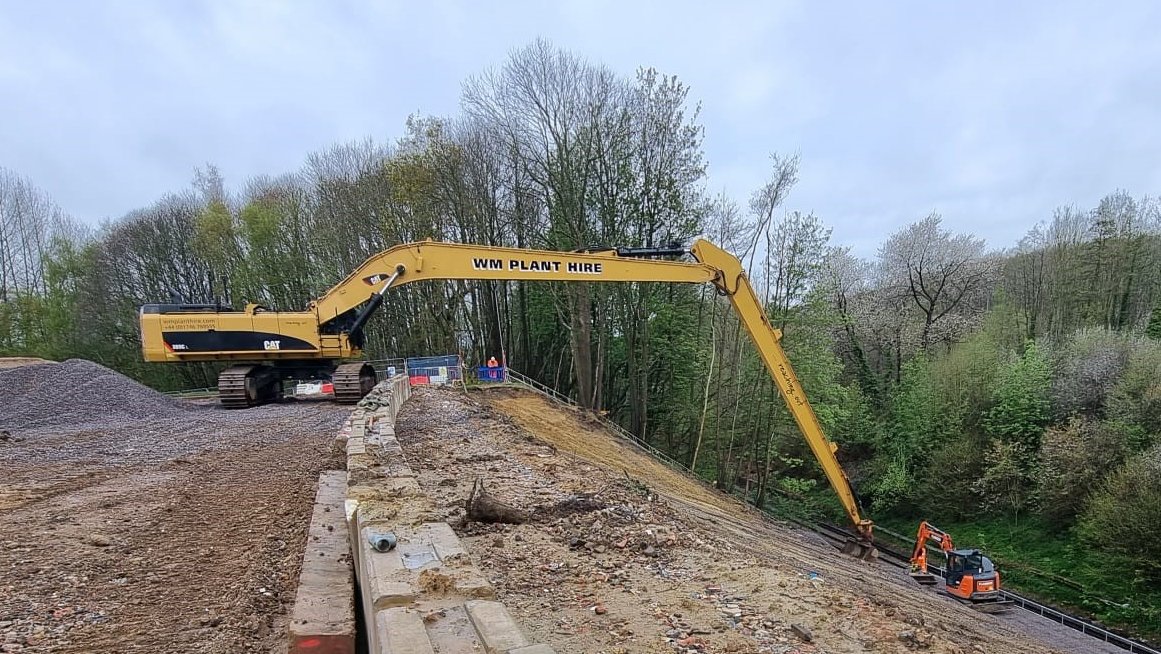 Mighty 30m #longreach machine continues its important work at #SellingTunnel following an earlier landslip #slopestabilisation @bamukandireland #rail @RailProMag @railnetwork @Railway_news @DiggerBob96