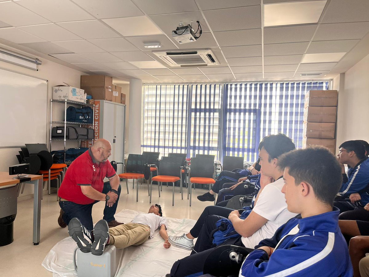 Los alumnos de 4º ESO han visitado la sede de <a href="/pc_guadalajara/">PC Guadalajara</a>. Vicente Plaza (jefe de voluntarios) ha realizado un interesante taller práctico con los alumnos sobre primera intervención y auxilios. Gracias por vuestra acogida y por la labor tan importante que hacéis.