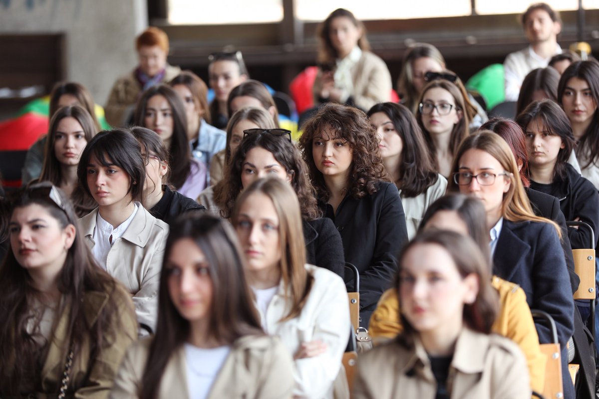 ICKosovo's tweet image. Një tjetër super 💫 në Girls in ICT dje 📍Pallati i Rinisë. Vesa Morina ZETA Corporation ndau me komunitetin e vajzave rrugëtimin e saj në sektorin e TIK, tejkalimin e barrierave dhe mundësitë e shumta për çikat, përfshirë trajnimet &amp;amp; angazhimet në punë praktike. #VajzatnëTIK23