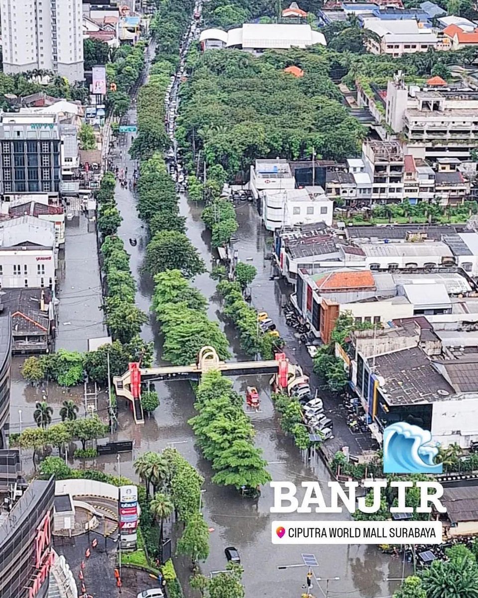 Daerah sekitar Ciputra World Surabaya memang didominasi oleh perumahan elit dan gedung² besar. Akan tetapi satu yang disayangkan, kurang baiknya drainase di daerah tersebut. Semoga ke depannya, daerah tersebut dapat diperbaiki saluran drainasenya. 
#DaruratBanjir #SurabayaBarat