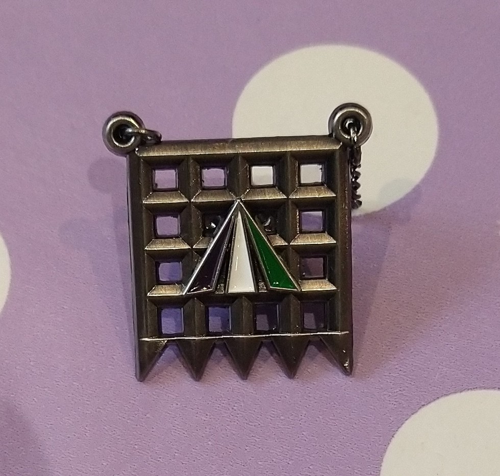 #OnThisDay 29 April 1909, at a Suffragette meeting at the Royal Albert Hall in London, members who had been to prison were awarded a "Holloway Brooch" designed by Sylvia Pankhurst. The design showed the portcullis of the House of Commons with added arrow with Suffragette colours.