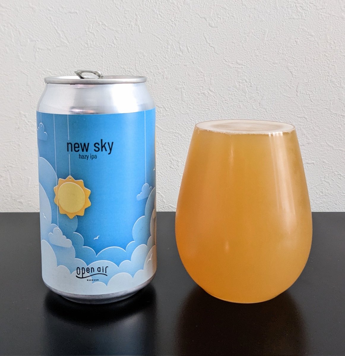 open air brewing / new sky
hazy ipa 6.5%

おつかれさまでした。口当たりは柔らか、柑橘感はしっかり、苦みはほどよい。さっぱりと呑みやすく、明日からGW、という晴れやかな気分にぴったりですね。おいしい。

#クラフトビール
#openairbrewing