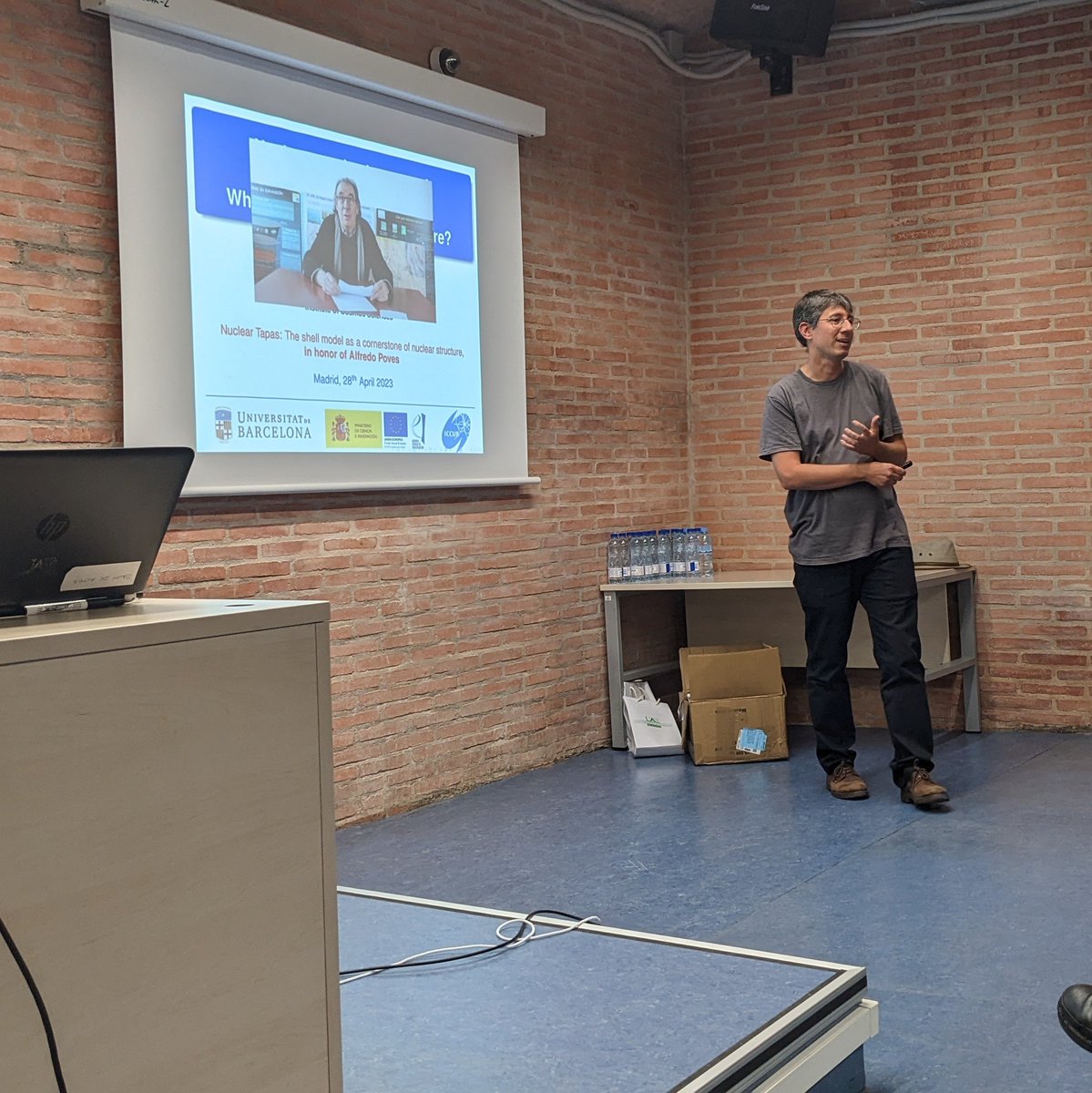RiosArnau's tweet image. The last scientific talk at #NuclearTapas (before the Jam Session!) comes from my @ICC_UB @HadNucAtUB colleague, Javier Menéndez. He discusses #Neutrinoless double beta decay from the #ShellModel, and how this project started with a PhD under Alfredo's supervision @FisicaUAM! N/N