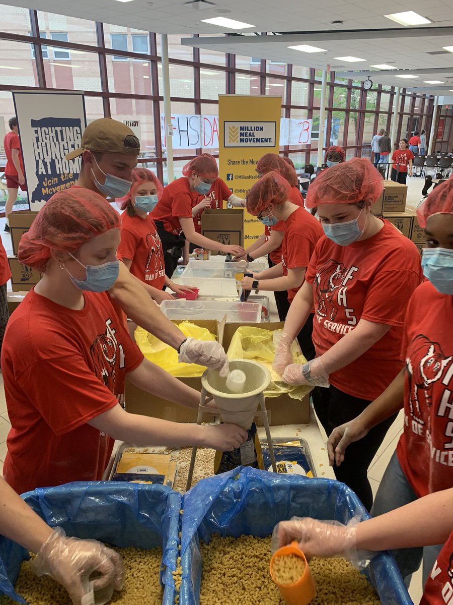 tsnyd711's tweet photo. @Goodwin_FHS Over 100 FHS Tigers packing 15,000 meals and learning about food insecurity! https://t.co/z0Ihol52Hb