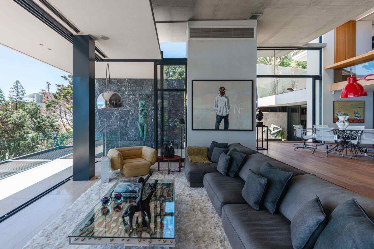 Directly overlooking the vast expanses of the #Atlantic Ocean in #Capetown, #Bantrybay is Mwanzoleo Villa

luxafrique.boutique/products/mwanz…

#luxafriqueboutique #luxurytoafrica #rentalproperty #rentalinafrica #property #luxuryproperty #houseoftheday #homeinspo
