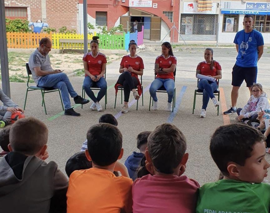 Hoy <a href="/lorenavalderas/">Lorena Valderas</a> <a href="/rebeca23456/">Rebeca Moreno</a> <a href="/marcelares08/">Marcela Restrepo</a> y <a href="/Olga9Garcia/">Olga García ✨</a> , visitaron el colegio <a href="/ceipcervantes_f/">CEIP CERVANTES</a> donde tuvieron una charla con todos sus niñas y niños, firmaron balones, pósters y disfrutaron jugando en el patio. #GoDUX 

Gracias por recibirnos con tanto cariño! ❤️