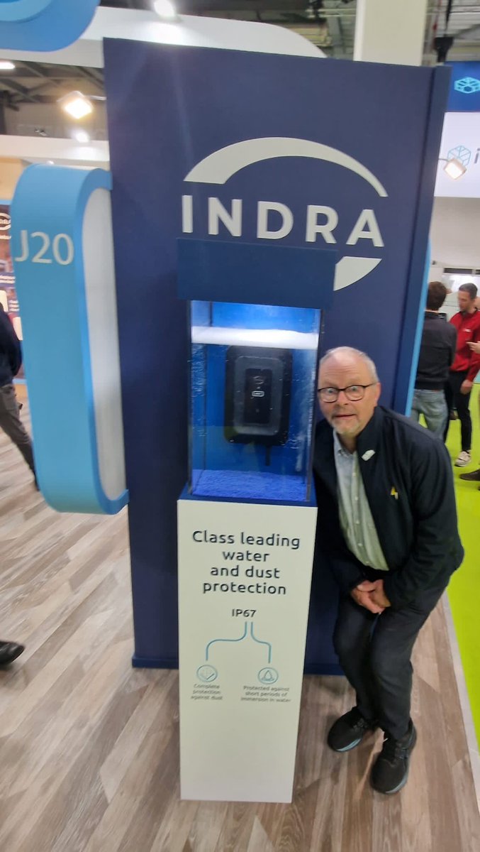 Indra_rt's tweet photo. Look who’s here!🤩
Founder of @fullychargedshw, @bobbyllew stopped by our stand to catch-up with our CPO & Founder, @Mike_Schooling, and check out the new #SmartLUX charger.
If you’re heading here over the weekend, don’t forget to drop by stand J20.
#FullyChargedLIVESouth https://t.co/IUe76IDMbu
