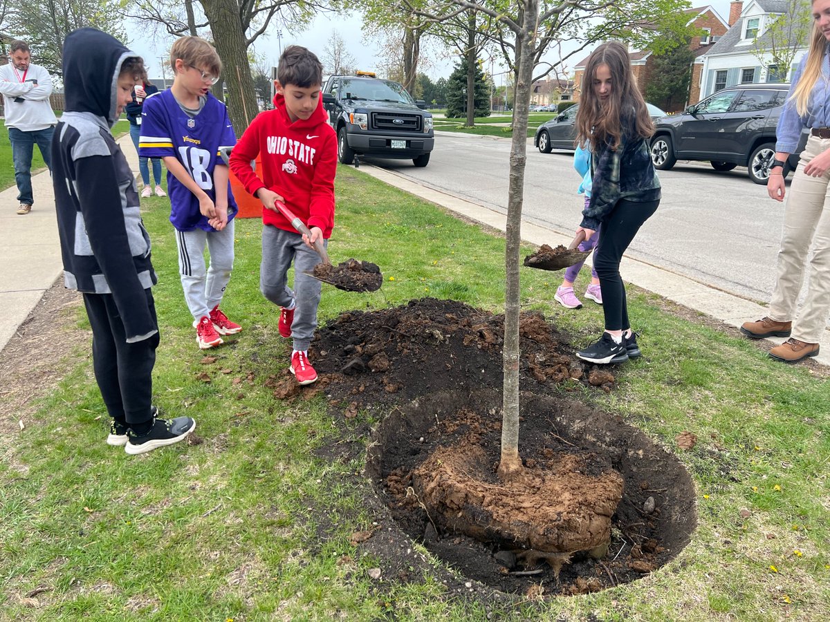 #ArborDay2023 
Thank you City of Park Ridge for a wonderful tree planting ceremony! 
#EngageD64 <a href="/RooseveltD64/">RooseveltD64</a> <a href="/D64News/">D64 Park Ridge-Niles</a>