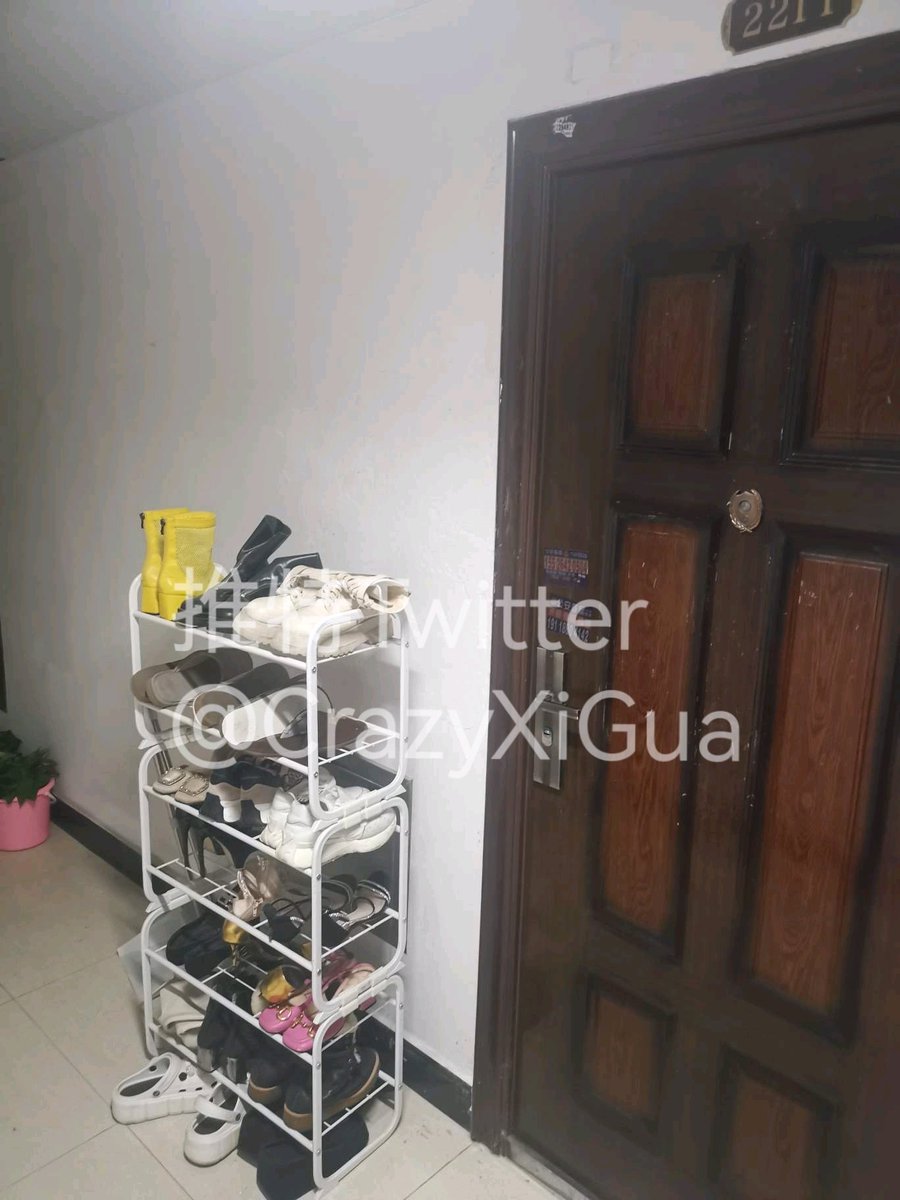 两个夜店风的鞋架，只不过大部分鞋都落满了灰，闻了一下走了！#玩鞋 https://t.co/fDrrTZ8BII