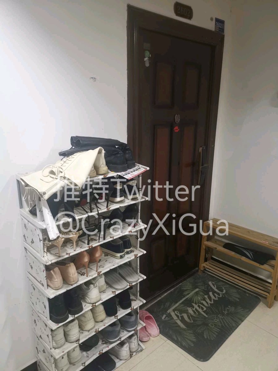 两个夜店风的鞋架，只不过大部分鞋都落满了灰，闻了一下走了！#玩鞋 https://t.co/fDrrTZ8BII