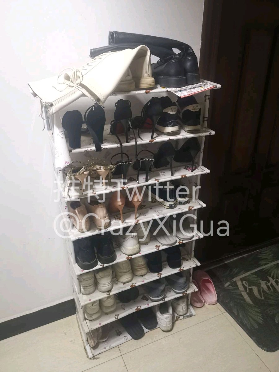 两个夜店风的鞋架，只不过大部分鞋都落满了灰，闻了一下走了！#玩鞋 https://t.co/fDrrTZ8BII