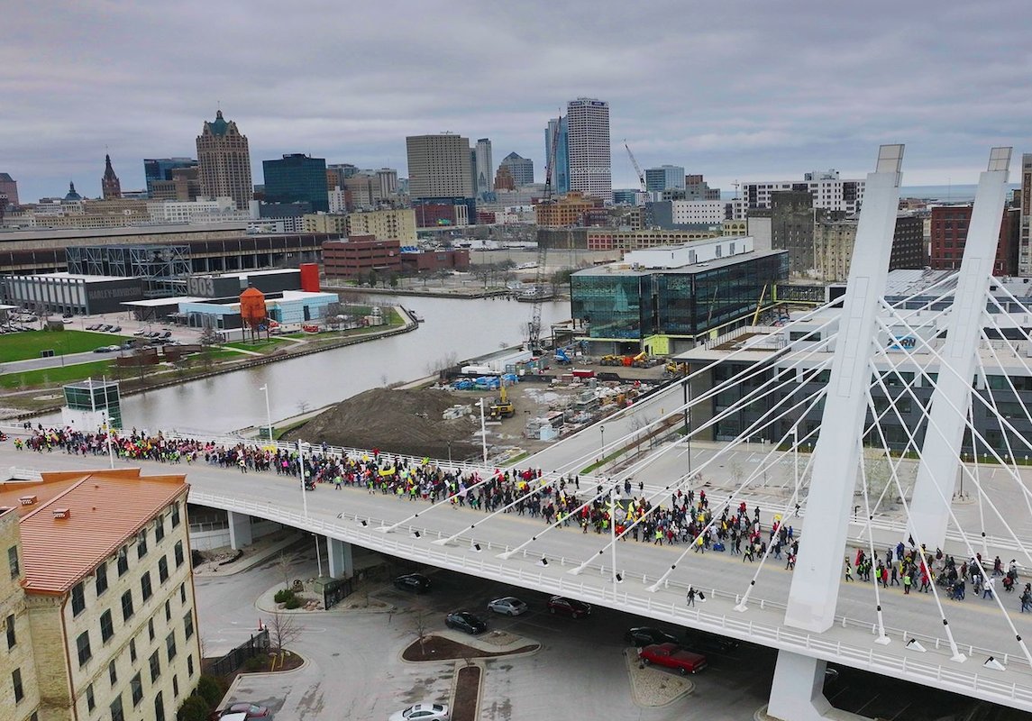 VDLF_Action's tweet photo. Media Alert: Immigrant Essential Workers, Students, Latinxs & Allies Prepare for a #MayDay National Day of Action on May 1 & 2 in #Wisconsin. Read here: https://t.co/n5V8vKIm6E
May 1: Mass march in #Milwaukee at 11am; May 2: Rally at the #WisconsinStateCapitol at 11:30am. https://t.co/IWTlQR8VSu