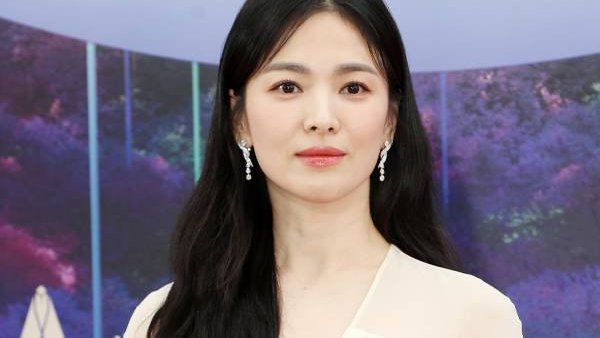 cafecomkimchi's tweet photo. #TheGlory ("A Lição") levou a categoria de "Melhor Drama (TV)". Além disso as atrizes #SongHyekyo e #LimJiyeon, receberam o prêmio de "Melhor Atriz" e Melhor Atriz Coadjuvante" respectivamente. https://t.co/Xc6rBCJ7dF