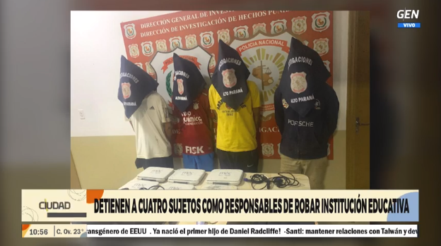 #Móvil970 <a href="/GusGaleano1985/">Gustavo Galeano</a> | Detienen a cuatro personas involucradas en el robo a una institución educativa en Ciudad del Este.

Asimismo, se recuperaron varios de los objetos robados.

👥#2EnLaCiudad
📺 <a href="/SomosGENAhora/">SomosGENAhora</a> 
📻 #Universo970AM