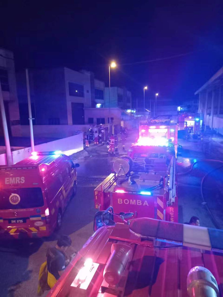 28 APRIL 2023 
OPS PEMADAMAN API KILANG, JMR GARMENT &amp; SYSTEM CANVES, KLEBANG INDAH, IPOH 

Turut hadir membantu JBPM Ng Perak dari 
PBS PEKAN BARU, PBS PASIR PINJI, PBS MENGLEMBU DAN PBS BERCHAM DAN PBS CHEMOR...