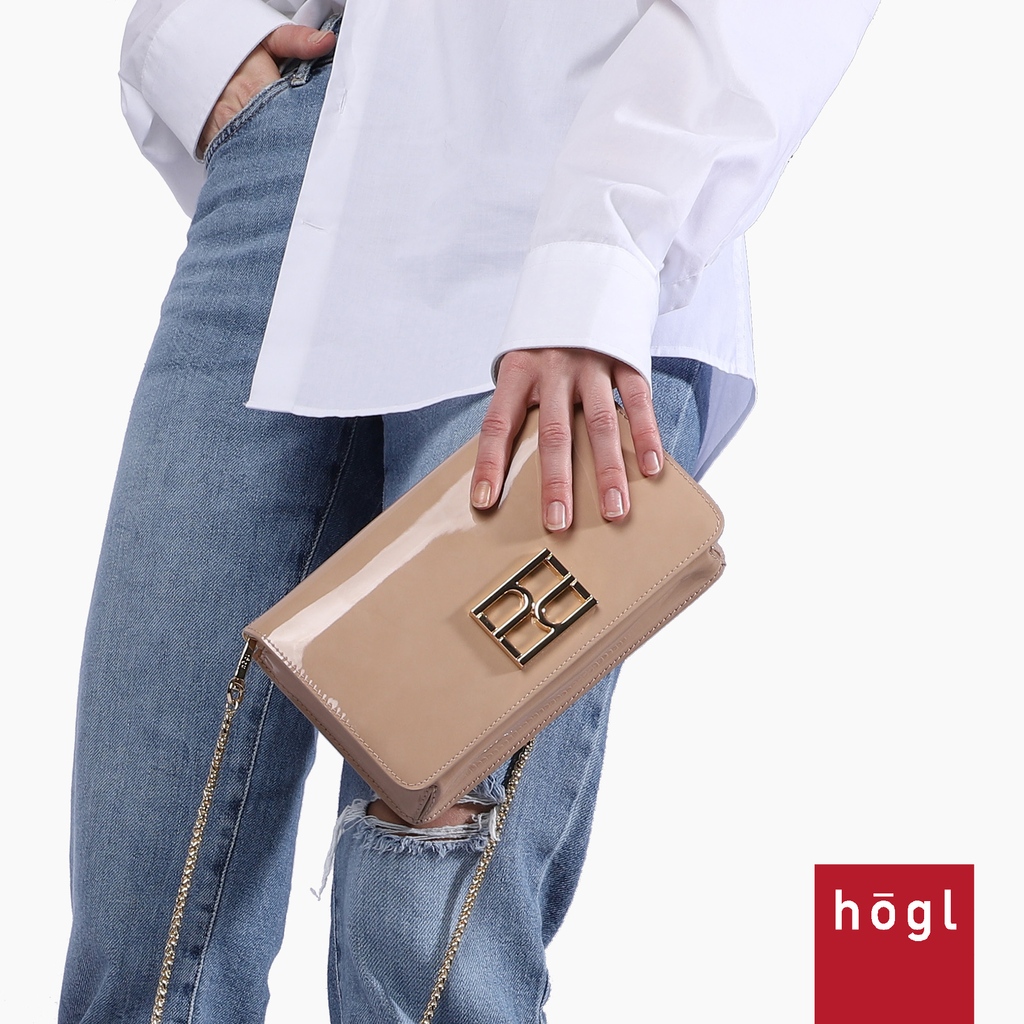 Keep it chic and timeless with our bag „Tiny“ in nude - the perfect acces- sory to elevate any outfit.

#hogllove #clutches #elevateyou- routfit