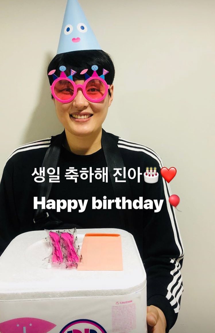 김희진의 배구 실력과 피지컬 보고 입덕한 7년 전
그리고 이제는 그보다 더욱 사랑하고 존경하는 마음가짐
언제나 단단한 사람이자 선수인 김희진 생일 축하해🎂
배울 점이 많아 닮고 싶은 대단하고 멋진 사람
세상에서 가장 행복한 사람이 되길
항상 응원해 천천히 회복하고 다시 만나💙