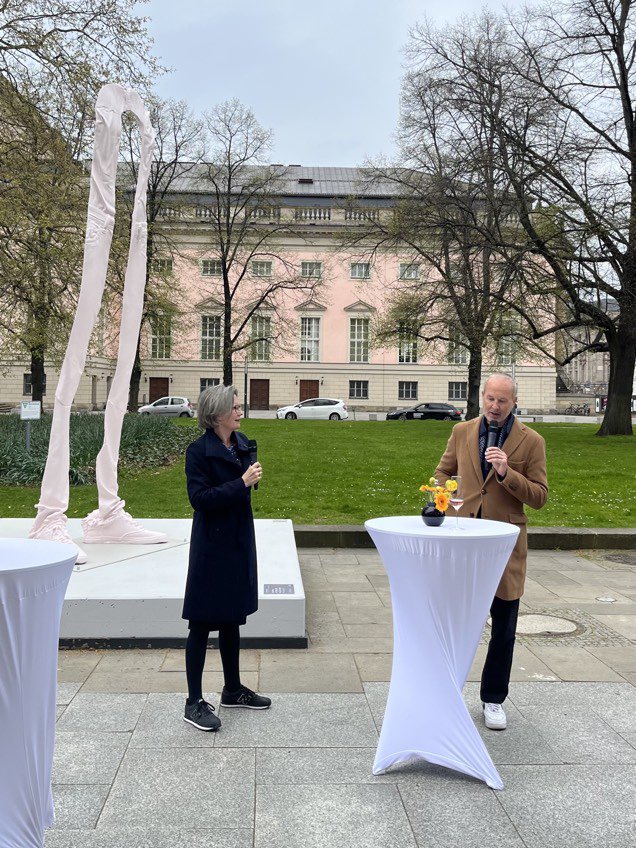 „Tor (Skins)“ - die Außeninstallation des österreichischen Künstlers Erwin Wurm wurde soeben feierlich eingeweiht. Zu sehen ist sie vor dem Berliner #PalaisPopulaire.
Infos zur Ausstellung: palaispopulaire.db.com/exhibitions/sc…