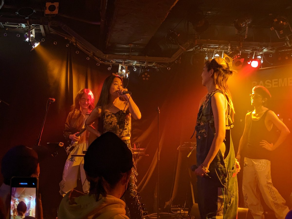 fukahori11's tweet photo. あっこゴリラと大門弥生、ラップ女王東西対決、いや東西協力のいいライブでした。外からガヤガヤ言われるけど結局自分が一番自分に鋭利なものを向けている。人にも優しく自分にも優しくね！ https://t.co/BrjCC6n3lv