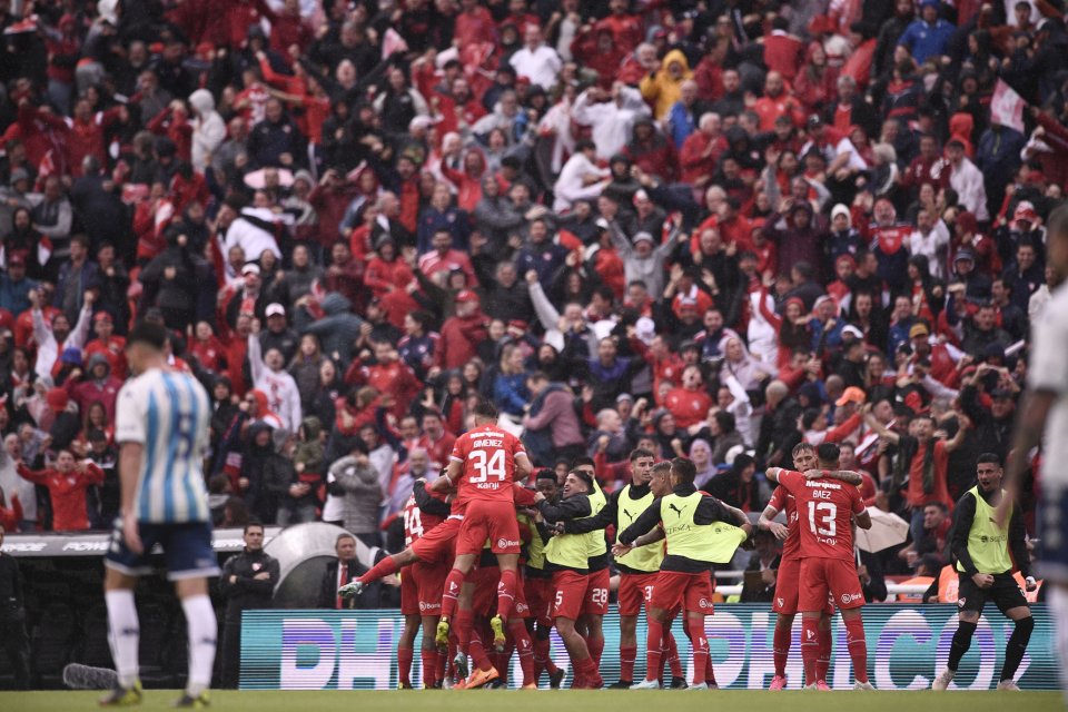 La hinchada mas infravalorada es la de #Independiente 👹

River en las mala quemo su cancha, Boca abandona y Rasin dejo de existir.
Pero el hincha del Rojo va y te arma una colecta para salvar al club alcanzando en un dia la cifra de 450 MILLONES!!

Contala como quieras...
