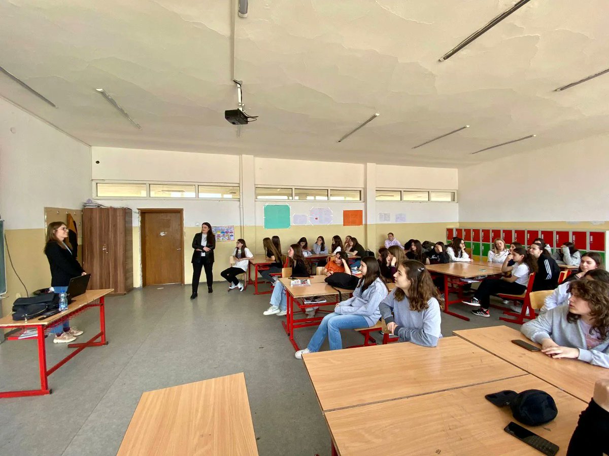 bitacademypage's tweet image. Këtë vit BIT Academy për javën e Vajzave në TIK në kuadër të Komuna e Prishtines dhe Girls in ICT,  mbajti një punëtori me nxënëset e shkollës &apos;Ismail Qemali&apos; rreth platformave më të fundit online. 💻 👩‍💻  

#bitacademy #VAJZATNËTIK2023