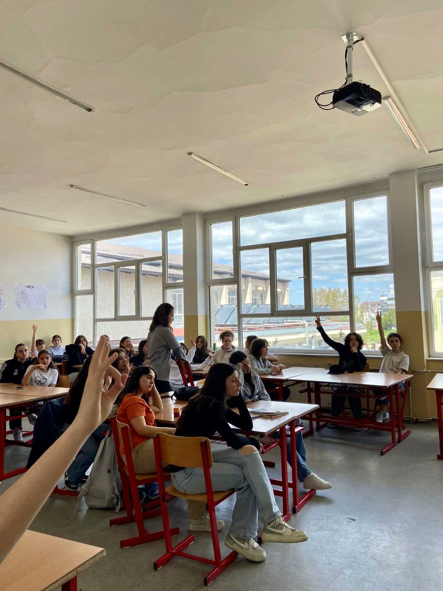 bitacademypage's tweet image. Këtë vit BIT Academy për javën e Vajzave në TIK në kuadër të Komuna e Prishtines dhe Girls in ICT,  mbajti një punëtori me nxënëset e shkollës &apos;Ismail Qemali&apos; rreth platformave më të fundit online. 💻 👩‍💻  

#bitacademy #VAJZATNËTIK2023
