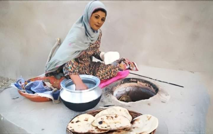 hajishalwar's tweet image. تندور میں پیڑا ڈالنے سے پہلے اسے گرم کرنا ضروری ہوتا ہے۔ تندور کا سوراخ اوپر سے زیادہ بڑا نہیں ہوتا لیکن اندر سے کافی کھلا ہوتا ہے تاکہ ایک ہی وقت میں ایک سے زیادہ روٹیاں لگائی جاسکیں۔ تندور زیادہ دیر تک گرم رکھنے کیلئے اس کے پیچھے والے سوراخ میں اینٹ رکھ دی جاتی ہے۔