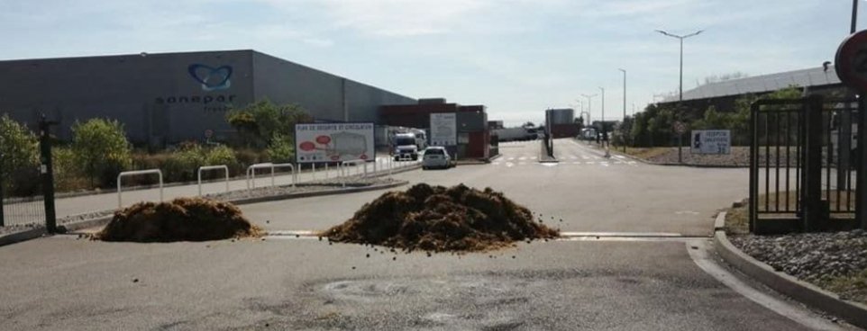 Rigodon61's tweet photo. Mucchi di letame scaricati all'entrata di #Sonelog, l'azienda   di #LePontet che intende licenziare 25 dipendenti dopo un mese di scioperi contro la #ReformeDesRetraites 

#CGT #DroitdeGreve
#IntervillesMacron https://t.co/LvNnFK3l4L