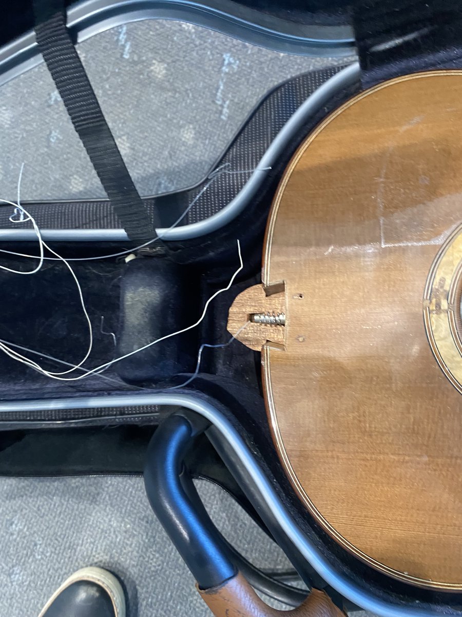 AdamChicklets's tweet photo. @united @BoeingAirplanes I wonder if they would have let me take this guitar directly on this flight instead of forcing me to check it because my case was "too big" @united https://t.co/Z0TxLO2Xws