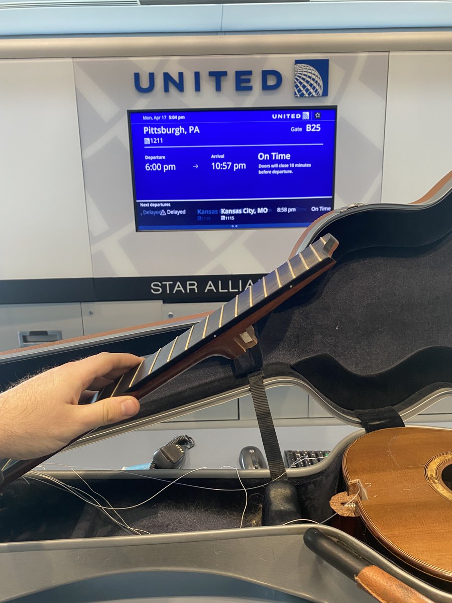 AdamChicklets's tweet photo. @united @BoeingAirplanes I wonder if they would have let me take this guitar directly on this flight instead of forcing me to check it because my case was "too big" @united https://t.co/Z0TxLO2Xws