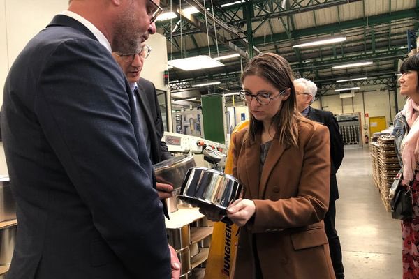 realmarcel1's tweet photo. Apaisement, jour 11 ; Aurore Bergé trolle les Français en visitant une usine de casseroles.
Ça apaise fort…
#casserolades
https://t.co/ug3PRfxnsA https://t.co/euFi6y7J68