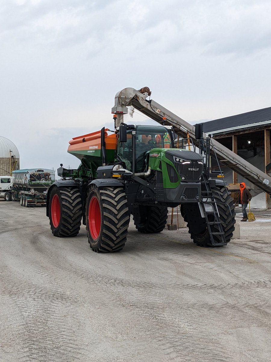 New Fendnt RoGator with Amazone box loading for its first trip to the field. <a href="/HjvEquipment/">HJV Equipment</a> <a href="/Kuntzy/">Michael Kuntz</a>